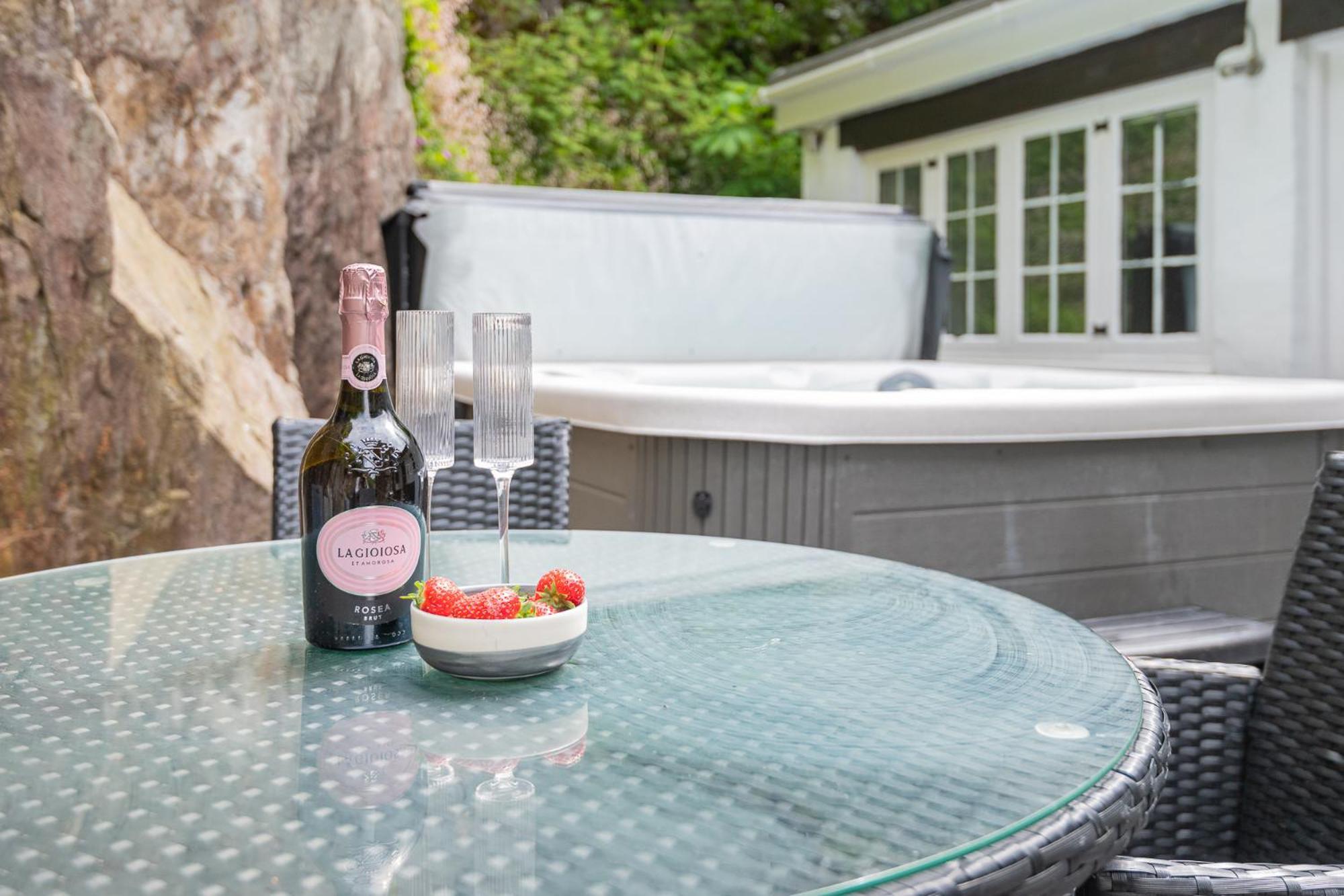 Rockwood- Family With Hot Tub