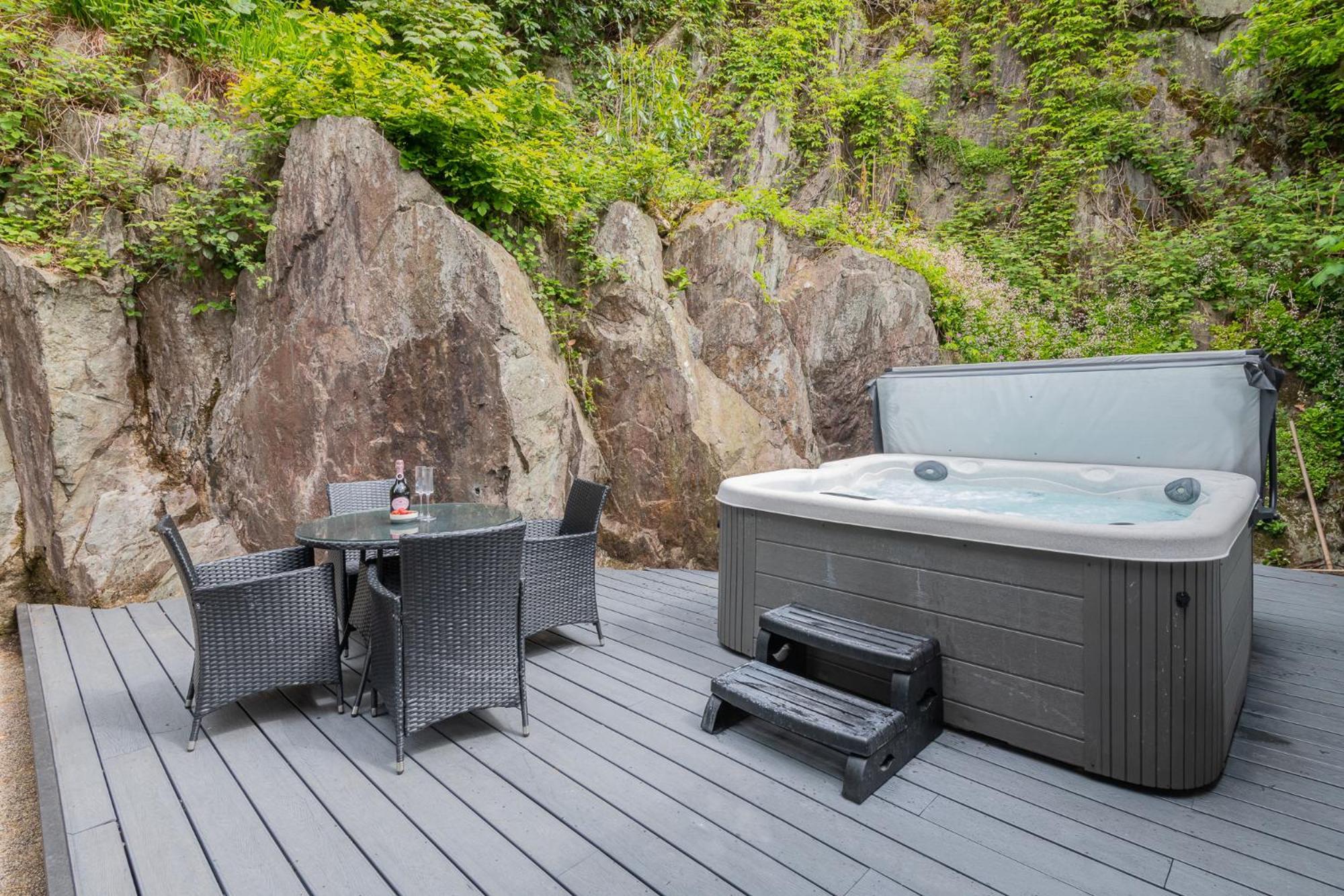 Rockwood- Family With Hot Tub Holiday home *